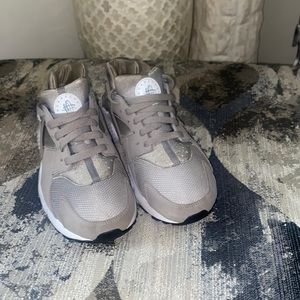 Nike Huarache, Cobblestone, Sz. 7Y (Big Boy)